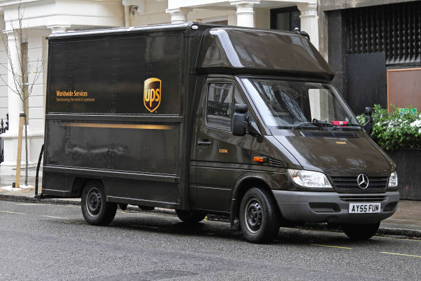 van de ups - united parcel service truck shipping delivering photos et images de collection