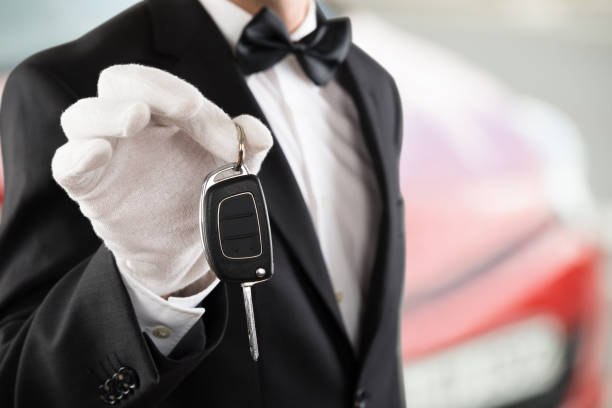 valet boy holding a car key - valet parking imagens e fotografias de stock