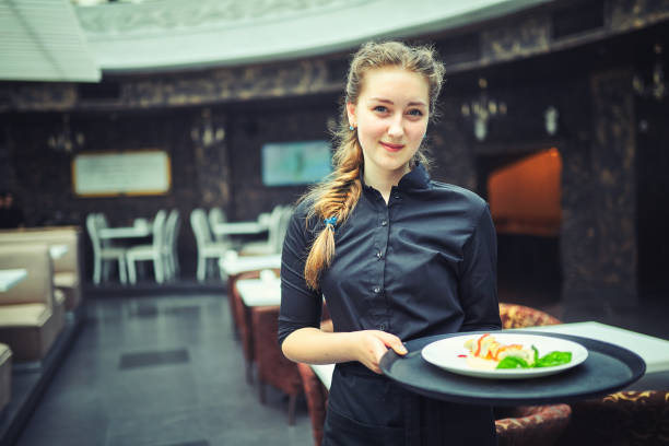 kelnerzy niosący talerze z jedzeniem, w restauracji. - wait staff zdjęcia i obrazy z banku zdjęć