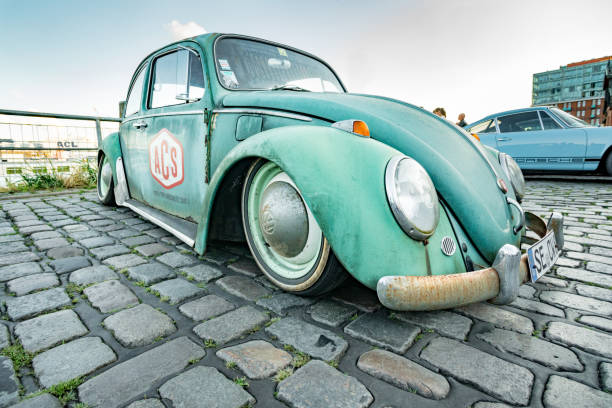 enferrujados oldtimer vw käfer (besouro) estacionado durante o evento com magnus walker sobre o hamburgo do mercado de peixe - volkswagen car wheel hubcap - fotografias e filmes do acervo