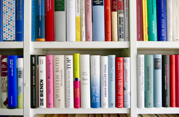 book shelves close up - book book spine in a row library imagens e fotografias de stock