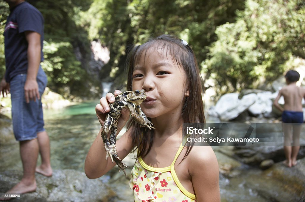 Japanese girl holding a frog - Royaltyfri Groda Bildbanksbilder