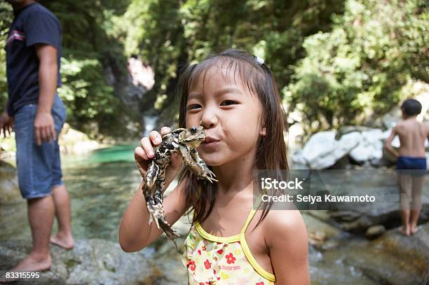 Japanese Girl Holding A Frog-foton och fler bilder på Groda - Groda, Barn, Kyssa