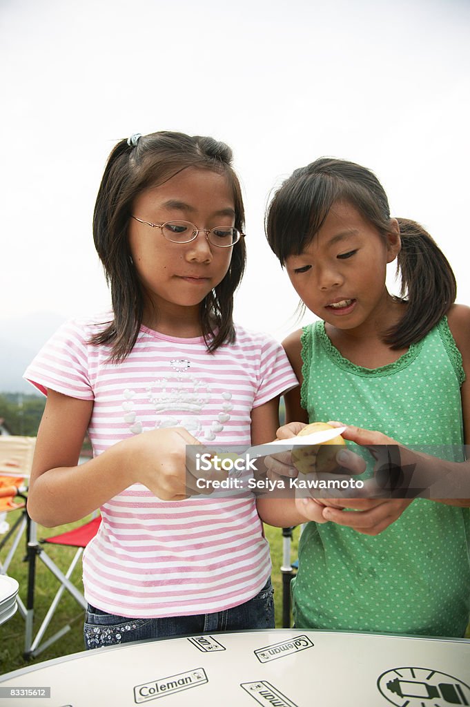 Chicas japonés descamación de papas - Foto de stock de Patata libre de derechos