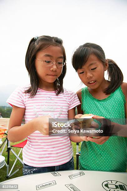 Chicas Japonés Descamación De Papas Foto de stock y más banco de imágenes de Patata - Patata, Aire libre, Japonés - Oriental