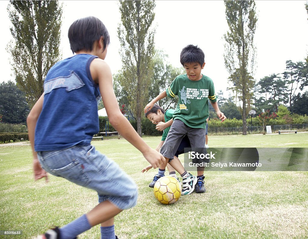 Japanische Kinder spielen Fußball - Lizenzfrei Fußball Stock-Foto