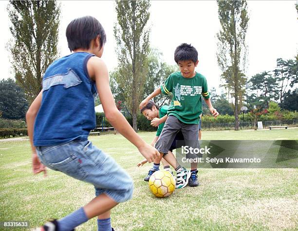 Japanische Kinder Spielen Fußball Stockfoto und mehr Bilder von Fußball - Fußball, Kind, Kindheit