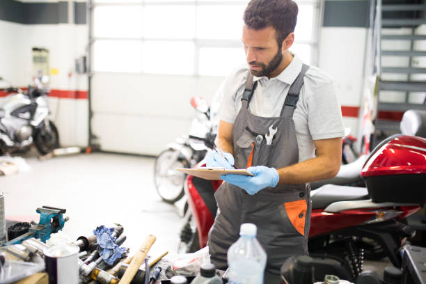 istock Mechanic writing on clipboard 833221318