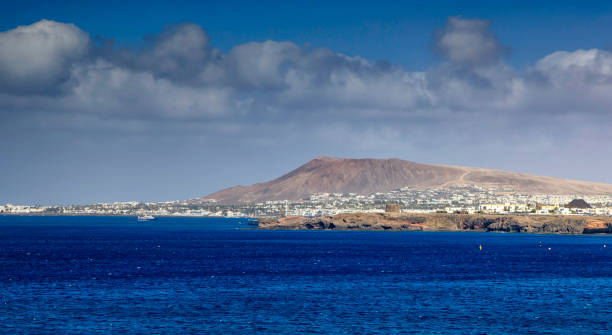 castillo del aguila en lanzarote - lanzarote bay canary islands crater fotografías e imágenes de stock