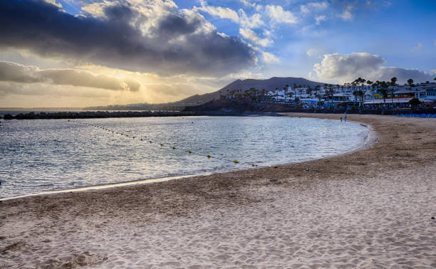 playa flamingo lanzarote - lanzarote bay canary islands crater fotografías e imágenes de stock