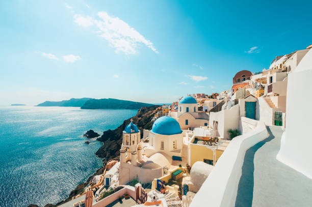 oia santorini greece - caldera imagens e fotografias de stock