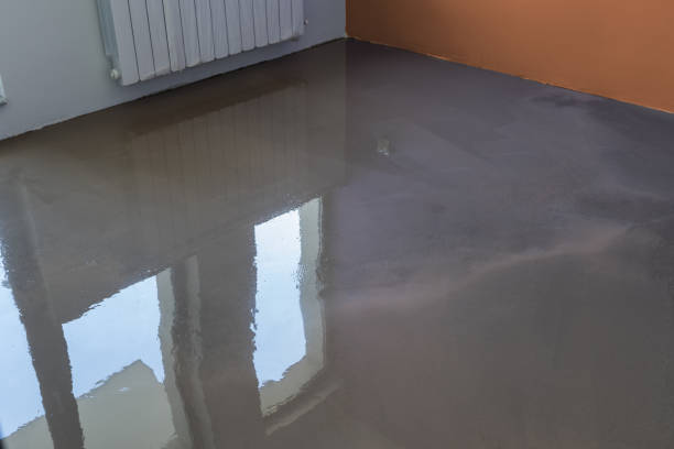 istock Interior of apartment under construction. Floor covering with self leveling cement mortar. Mirror smooth surface of the floor 833281514