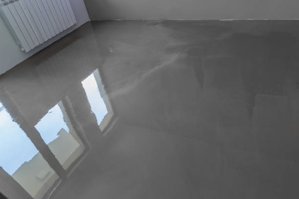 istock Interior of apartment under construction. Floor covering with self leveling plaster. Mirror smooth surface of the floor 833281522