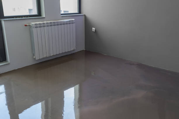 istock Interior of apartment under construction. Floor covering with self leveling plaster. Mirror smooth surface of the floor 833283264