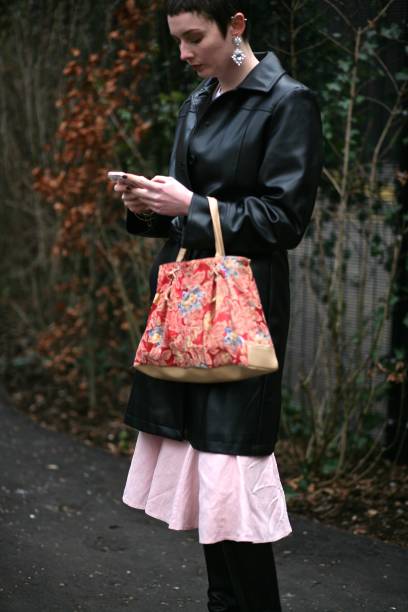 une dame très à la mode au cours de la london fashion week. - semaine de la mode de londres photos et images de collection