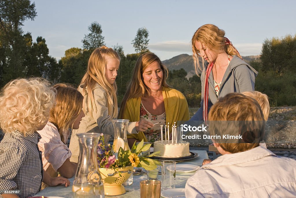 Töchter präsentieren Geburtstagskuchen für Mama - Lizenzfrei Blondes Haar Stock-Foto