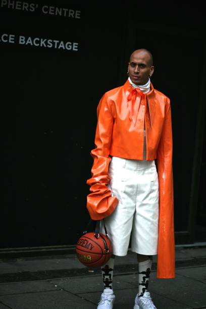 un homme à la mode assiste à la fashion week de londres collection hommes à londres - semaine de la mode de londres photos et images de collection