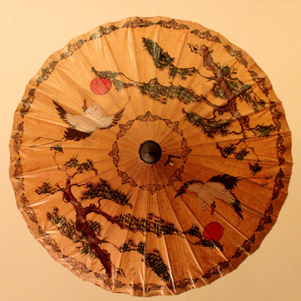 paraguas del papel tradicional chino, con una grúa y el patrón de pino antiguo - parasol pine fotografías e imágenes de stock