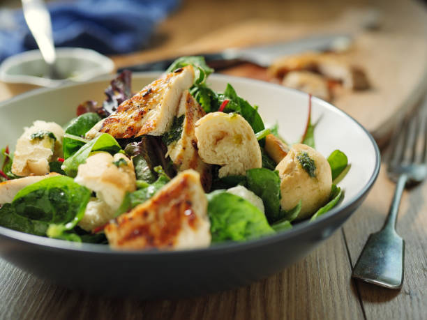 здоровый салат из курицы - grilled chicken salad salad dressing food стоковые фото и изображения