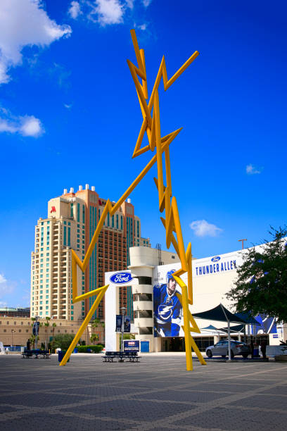 hóquei no gelo de beco do trovão perto de amalie arena no centro de tampa fl, estados unidos da américa - sports venue - fotografias e filmes do acervo