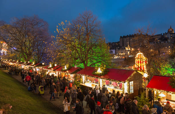 noel pazar tezgahları edinburgh - princes street gardens stok fotoğraflar ve resimler