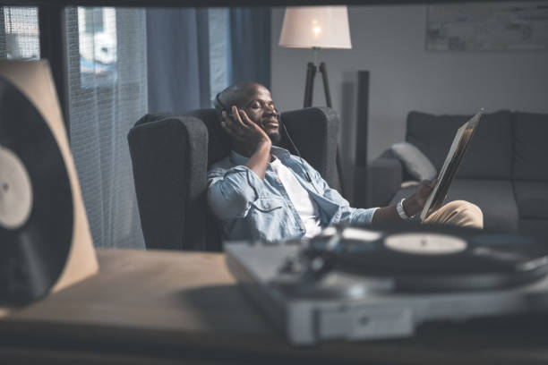 istock Man listening vinyl record 833310168