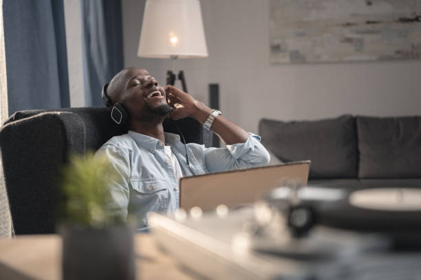 istock Man listening vinyl record 833313314