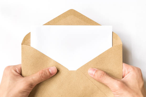 hand opening brown document envelope with copy space - opening mail letter envelope imagens e fotografias de stock