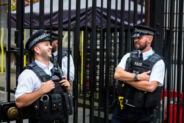 armés de police rire et sourire à l’extérieur de downing street à londres centrale - whitehall street downing street city of westminster uk photos et images de collection