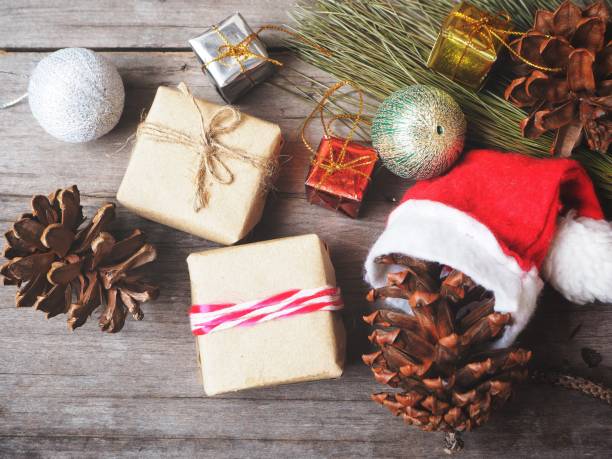 istock Pine cone with christmas hat and gift box 833390396