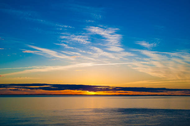 kolorowy zachód słońca nad oceanem - grand manan island zdjęcia i obrazy z banku zdjęć