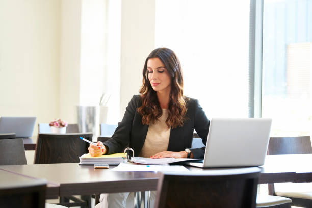 istock Businesswoman working in the office 833473030
