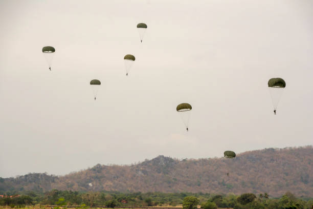 istock Parachute soldiers down to the ground 833477600