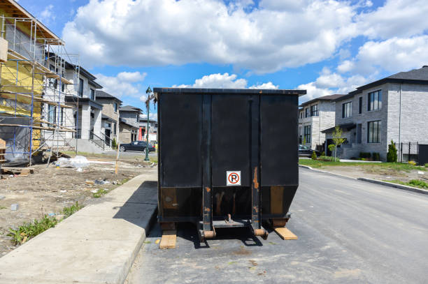 geladen müllcontainer in der nähe von einer baustelle - lawrence quebec canada north america stock-fotos und bilder