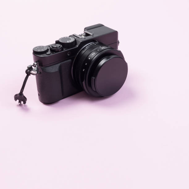 istock Vintage digital compact camera on pink pastel color background with flat layout and copy space for design work 833503792