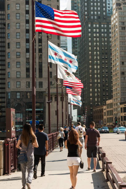 de chicago  - american flag architectural feature architecture chicago - fotografias e filmes do acervo