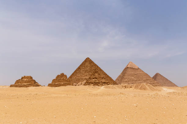 paesaggio con sei piramidi - mykerinus foto e immagini stock
