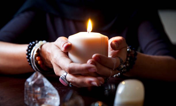 mani che tengono una candela - cerimonia foto e immagini stock