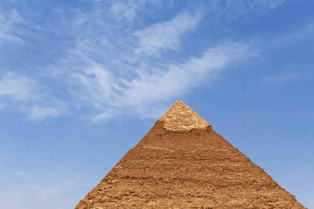 piramida khafre w gizie na tle błękitnego nieba - kephren zdjęcia i obrazy z banku zdjęć