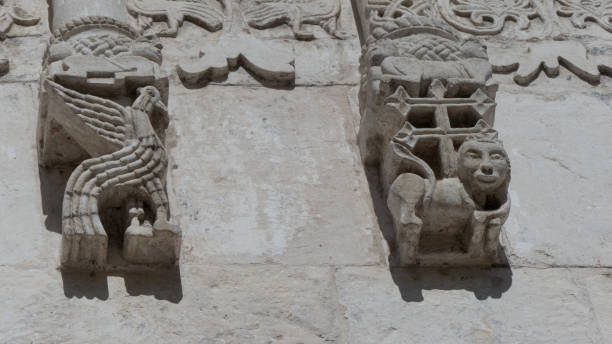 istock Myth lion bird fragment orthodox architecture 833605978