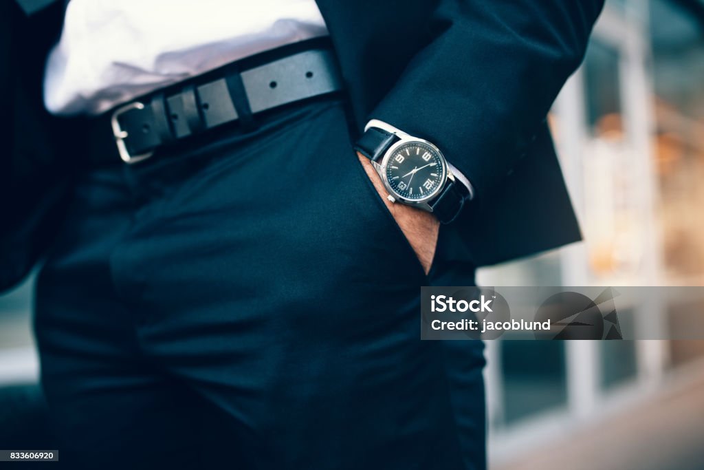 Mano de hombre de negocios usando un reloj de bolsillo - Foto de stock de Hombres libre de derechos