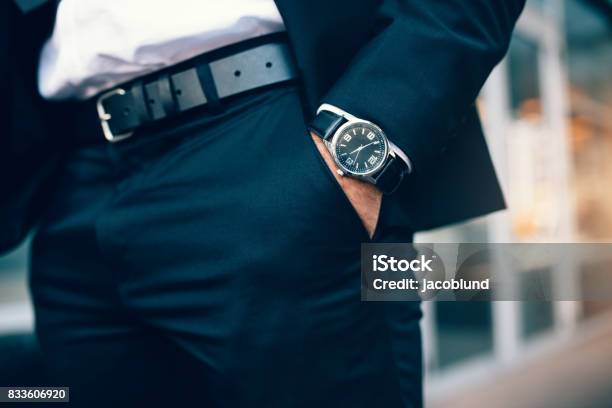 Mano De Hombre De Negocios Usando Un Reloj De Bolsillo Foto de stock y más banco de imágenes de Hombres