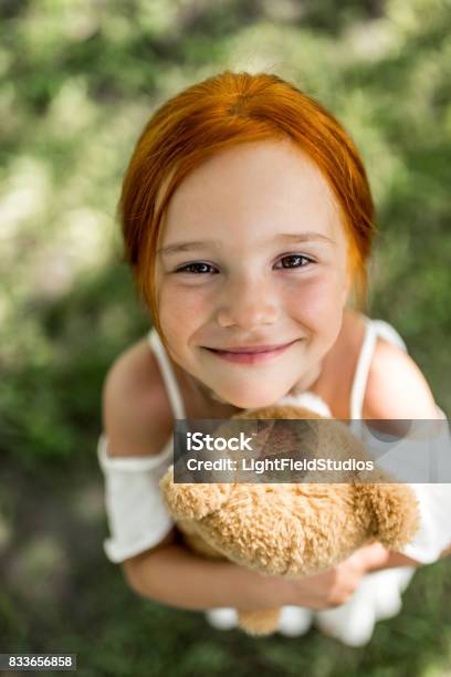 Foto de Garota Ruiva Com Ursinho De Pelúcia e mais fotos de stock de Abraçar - Abraçar, Beleza, Branco