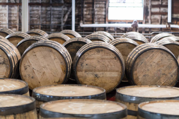 sala de almacenamiento de barricas de bourbon - whisky barrel distillery hard liquor fotografías e imágenes de stock