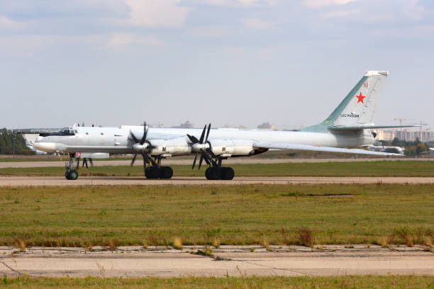 tupolev tu-95ms bear 62 vermelho da força aérea russa em zhukovsky. - zhukovsky - fotografias e filmes do acervo