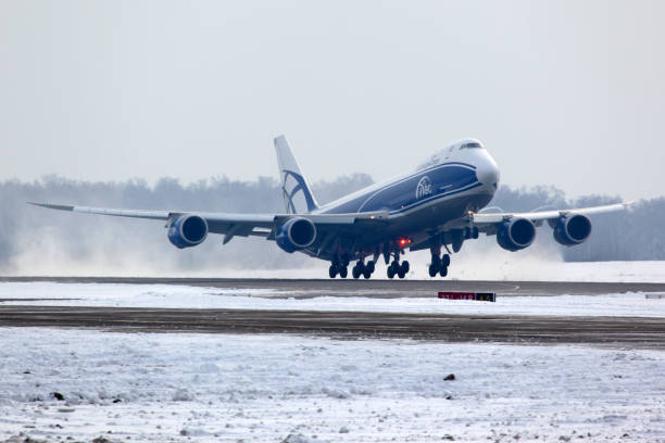 ボーイング b-747-800 vq-blq ドモジェドヴォ国際空港で離陸空気橋の貨物航空会社。 - boeing 747 airplane taking off commercial airplane ストックフォトと画像