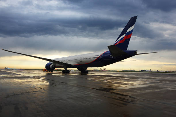 aeroflot boeing 777-300 vq-bqe stoi na międzynarodowym lotnisku szeremietiewo. - sheremetyevo zdjęcia i obrazy z banku zdjęć