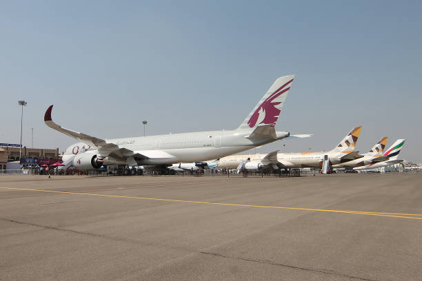 etihad, qatar airways y emirates estacionado junto - airbus a380 fotografías e imágenes de stock