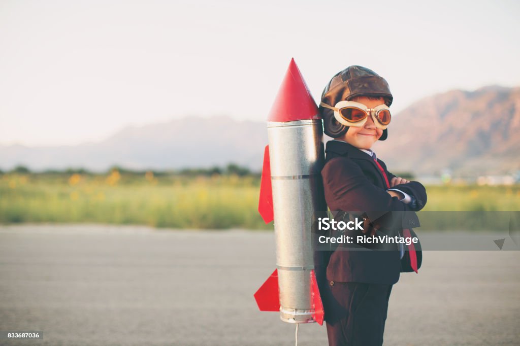 Junges Unternehmen junge mit Rucola auf Rückseite - Lizenzfrei Rakete Stock-Foto