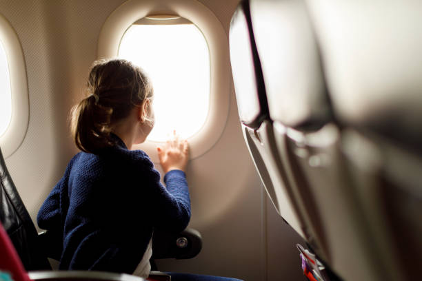 menina bonitinha viajando de avião - airplane window indoors looking through window - fotografias e filmes do acervo
